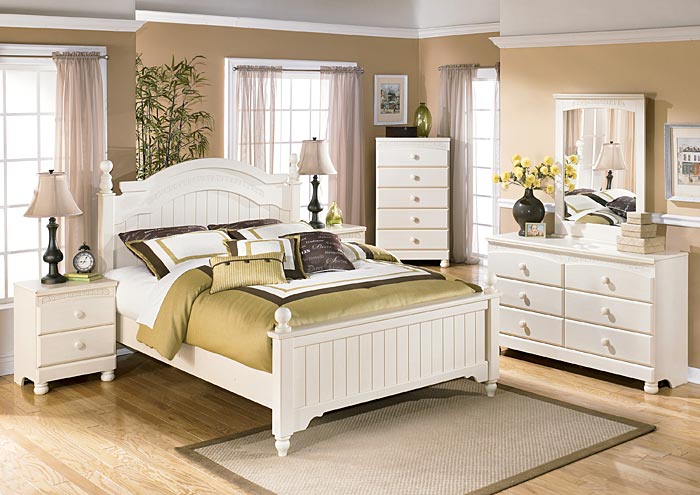 Cottage Retreat Queen Poster Bed w/Dresser, Mirror & Drawer Chest,Signature Design by Ashley